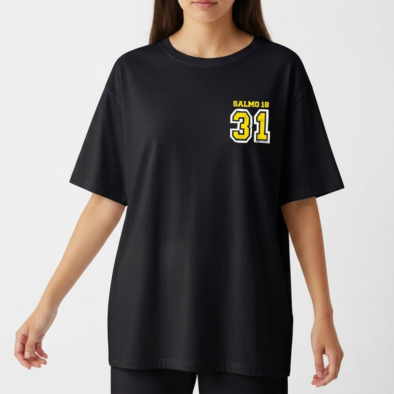 Camiseta com estampa frontal de "SALMO 18" e número "31" em estilo esportivo e estampa traseira idêntica, com lettering e numeração destacados.