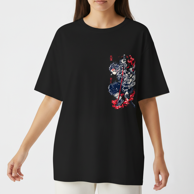 Camiseta com estampa frontal de personagem estilizado segurando uma espada, rodeado por chamas e detalhes em vermelho ao fundo.