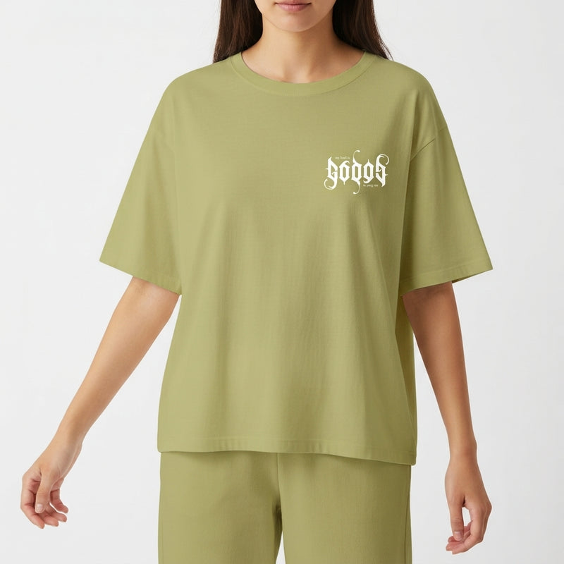Camiseta com estampa frontal de texto estilizado em letras góticas com frase "my lord is" e estampa traseira maior replicando o mesmo texto.