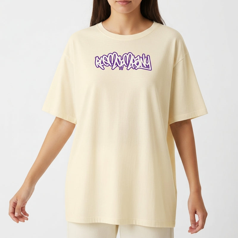 Camiseta com estampa frontal de lettering estilizado em graffiti, com contorno robusto e detalhes dinâmicos que evocam um design urbano e moderno.