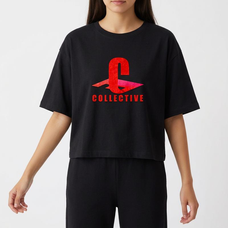 Camiseta com estampa frontal de uma letra "C" estilizada sobre um plano geométrico, acompanhada da palavra "COLLECTIVE" em destaque abaixo.