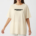 Camiseta com estampa frontal de texto estilizado "REMNNT" em letras maiúsculas e "IMBATÍVEL" em tamanho menor, alinhados centralmente.