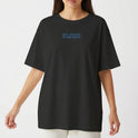Camiseta com estampa frontal de texto "OLD SCHOOL WORSHIP" e estampa traseira de figura clássica tocando lira, com texto "OLD SCHOOL WORSHIP".