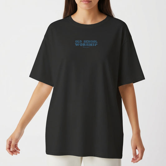 Camiseta com estampa frontal de texto "OLD SCHOOL WORSHIP" e estampa traseira de figura clássica tocando lira, com texto "OLD SCHOOL WORSHIP".