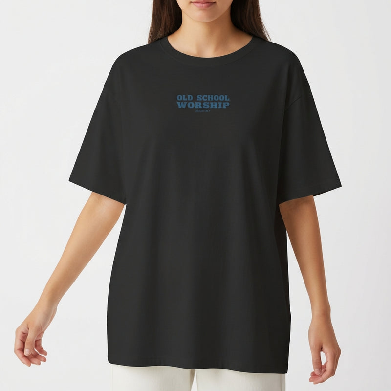 Camiseta com estampa frontal de texto "OLD SCHOOL WORSHIP" e estampa traseira de figura clássica tocando lira, com texto "OLD SCHOOL WORSHIP".