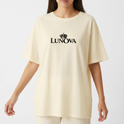 Camiseta com estampa frontal de uma coroa acima da palavra "LUNOVA" e estampa traseira de coroa detalhada sobreposta à palavra "KING".