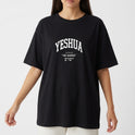 Camiseta com estampa frontal de "YESHUA" em letra destacada, acompanhada das palavras "HE SAVES" e símbolos abaixo; e estampa traseira de "Verbo Wear" elegantemente estilizada.