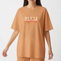 Camiseta com estampa frontal de texto estilizado em branco e vermelho, trazendo duas palavras sobrepostas com tipografias distintas e modernas.