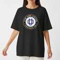 Camiseta com estampa frontal de círculo com texto "THE OBS UNION" e "OBSIGNO CO", em torno de um símbolo central estilizado geométrico.