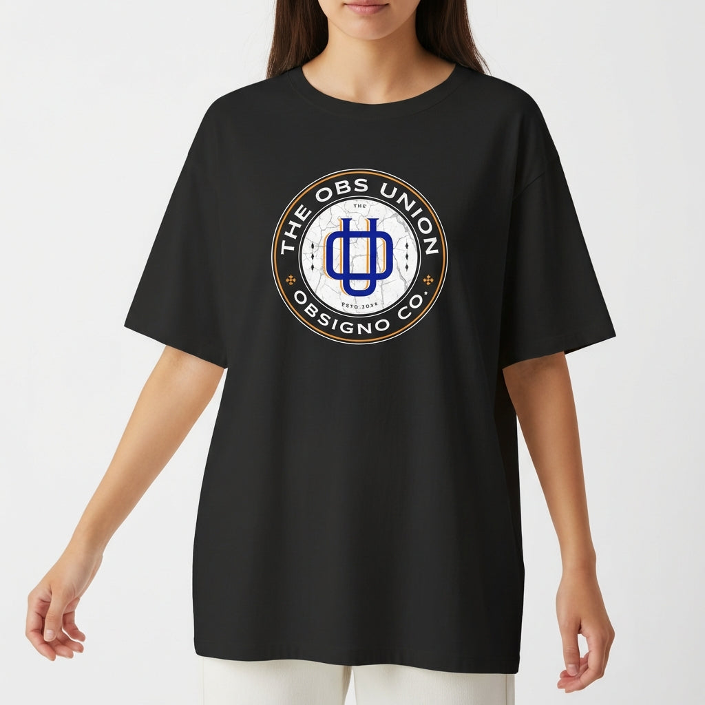 Camiseta com estampa frontal de círculo com texto "THE OBS UNION" e "OBSIGNO CO", em torno de um símbolo central estilizado geométrico.