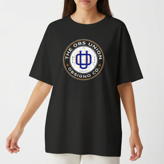 Camiseta com estampa frontal de círculo com texto "THE OBS UNION" e "OBSIGNO CO", em torno de um símbolo central estilizado geométrico.