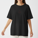 Camiseta com estampa frontal de rosto sorridente minimalista e estampa traseira de personagem estilizado com aparência intensa e caracteres orientais.