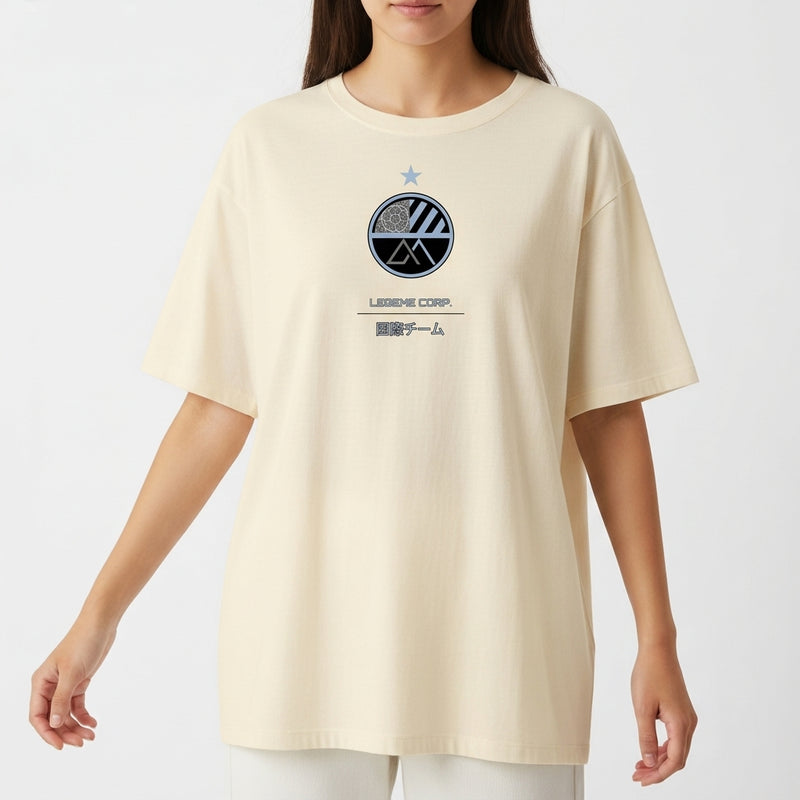 Camiseta com estampa frontal de um emblema circular contendo uma estrela acima, um padrão de linhas e montanhas, acompanhada de texto estilizado abaixo.
