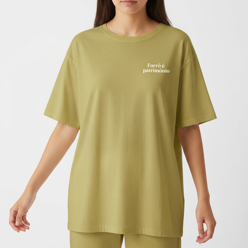 Camiseta com estampa frontal de texto "Forró é patrimônio" no lado superior esquerdo e estampa traseira de pequeno círculo ornamental no centro do colarinho.