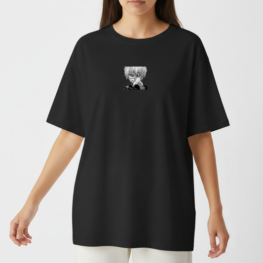 Camiseta com estampa frontal de personagem de mangá sombroso em close e estampa traseira detalhada do mesmo personagem com título "Tokyo Ghoul" acima.