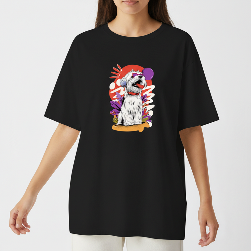 Camiseta com estampa frontal de cachorro divertido com óculos escuros, sobre fundo geométrico colorido com elementos abstratos e formas onduladas.