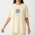 Camiseta com estampa frontal de estrela estilizada de oito pontas, acompanhada por texto discreto abaixo do desenho centralizado.