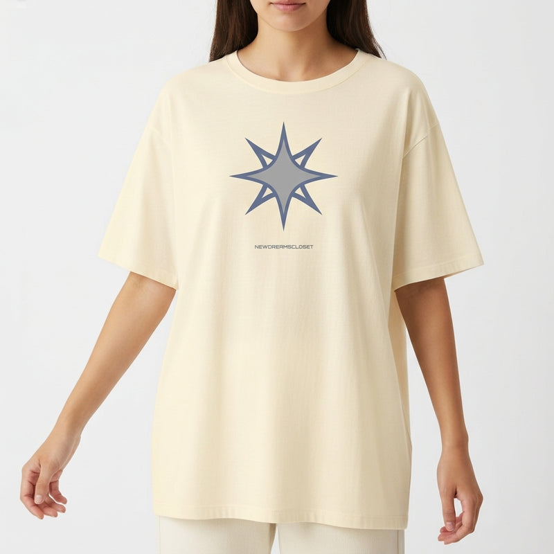 Camiseta com estampa frontal de estrela estilizada de oito pontas, acompanhada por texto discreto abaixo do desenho centralizado.