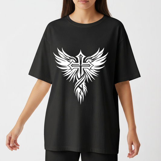 Camiseta com estampa frontal de uma cruz estilizada com asas abertas e estampa traseira de palavra "LUNOVA" seguida por "FÉ • FOCO • CONQUISTA".