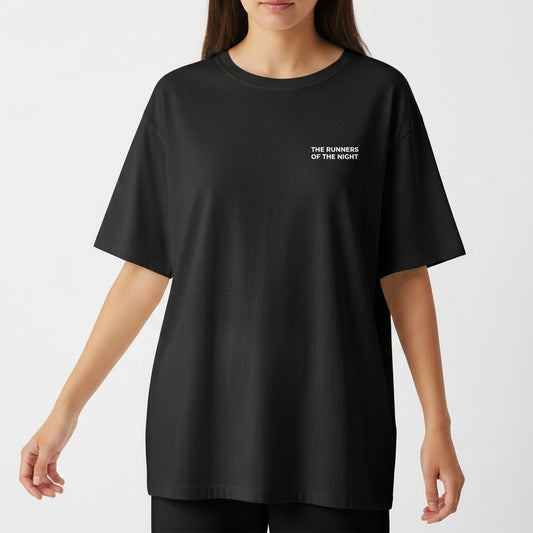 Camiseta com estampa frontal de "THE RUNNERS OF THE NIGHT" no canto superior e estampa traseira com mesma frase acompanhada de barra e "ROWKER CLUB".