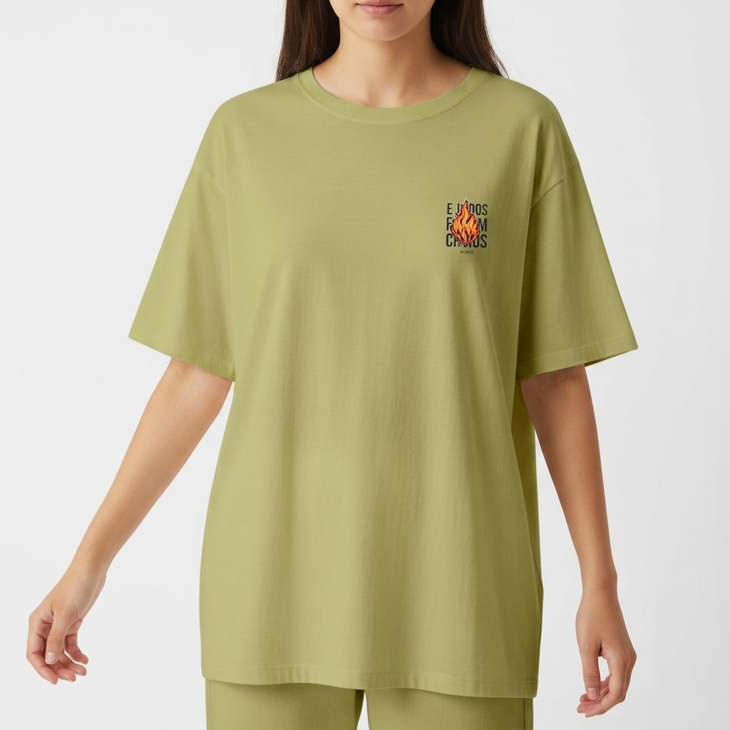 Camiseta com estampa frontal de um desenho de fogo cercado pelas palavras "eu dos fúria chaos" e estampa traseira com a palavra "vigia".