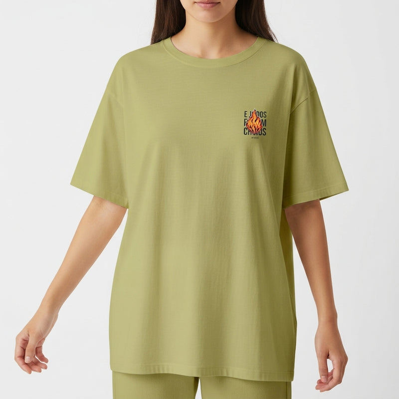 Camiseta com estampa frontal de um desenho de fogo cercado pelas palavras "eu dos fúria chaos" e estampa traseira com a palavra "vigia".