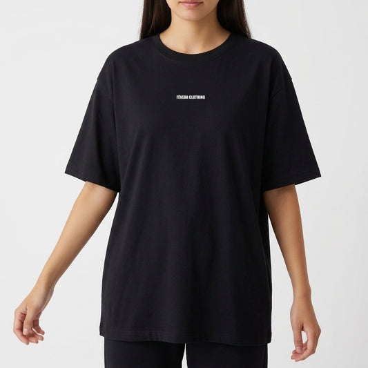 Camiseta com estampa frontal de texto pequeno discreto e estampa traseira de leão imponente com frases encorajadoras acima e abaixo da imagem.