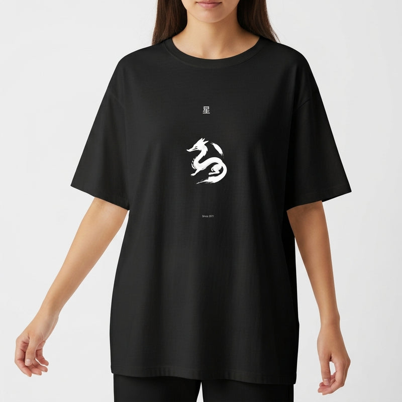 Camiseta com estampa frontal de dragão estilizado em posição sinuosa, acompanhado de caracteres orientais acima e pequenos detalhes textuais abaixo.