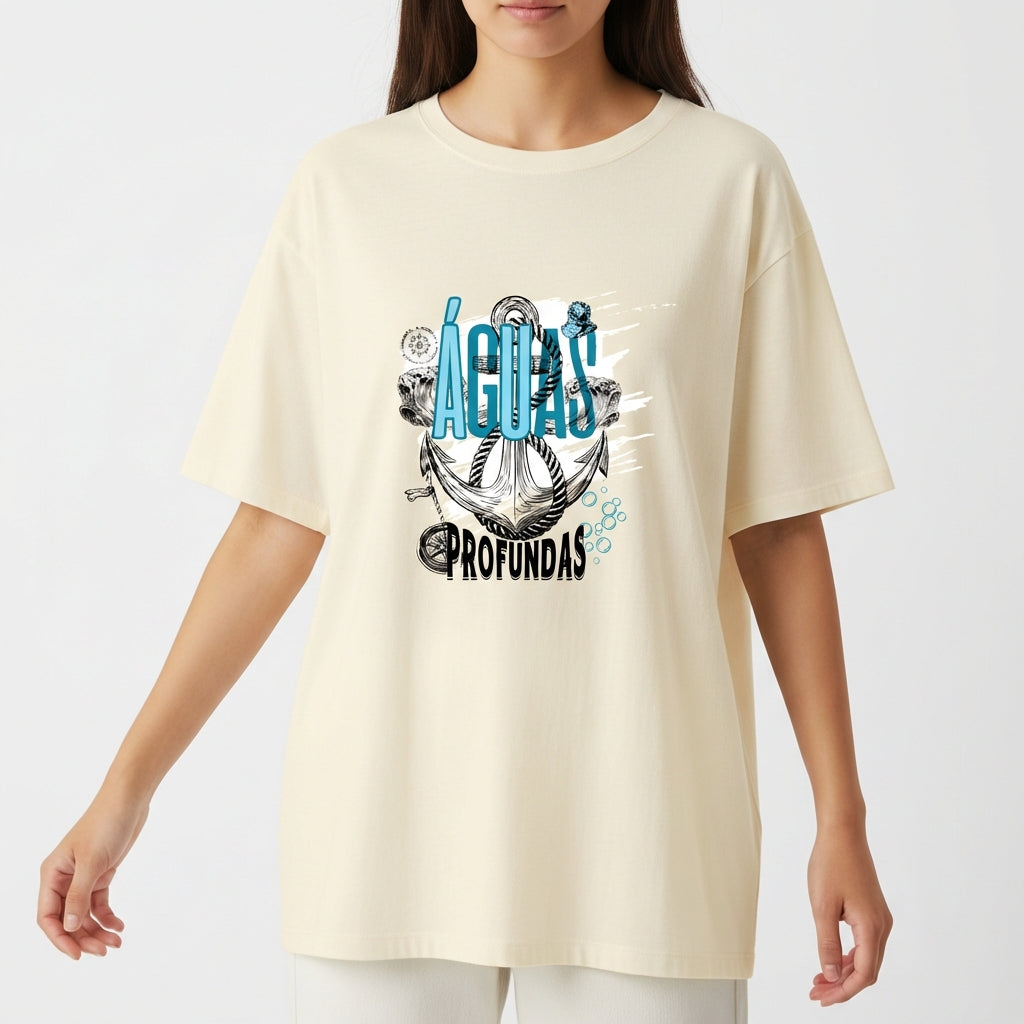 Camiseta com estampa frontal de texto "ÁGUAS PROFUNDAS" com âncora e elementos marítimos, e estampa traseira com pequeno logotipo "HOPE" estilizado.