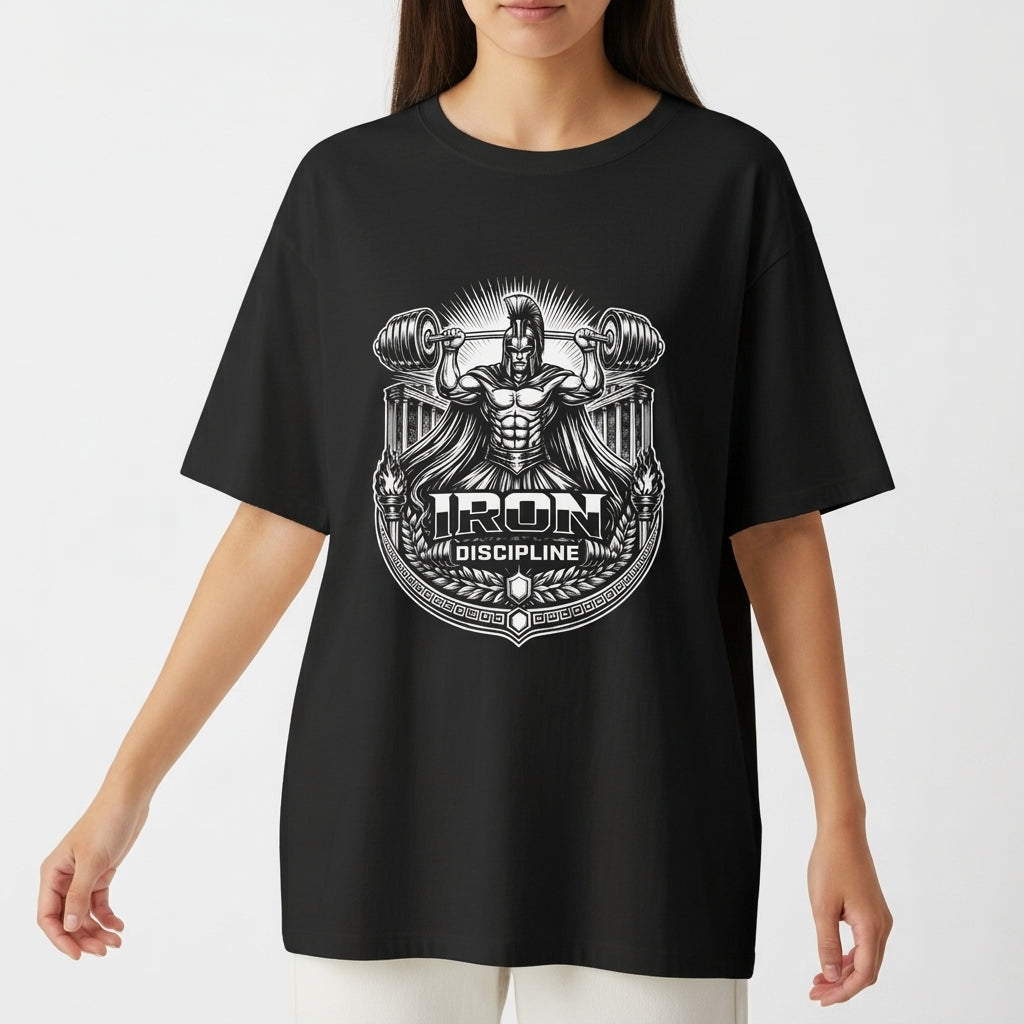 Camiseta com estampa frontal de figura mitológica levantando halteres grandes, rodeada por padrões ornamentais e texto "Iron Discipline" em destaque.