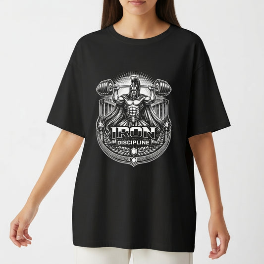 Camiseta com estampa frontal de figura mitológica levantando halteres grandes, rodeada por padrões ornamentais e texto "Iron Discipline" em destaque.