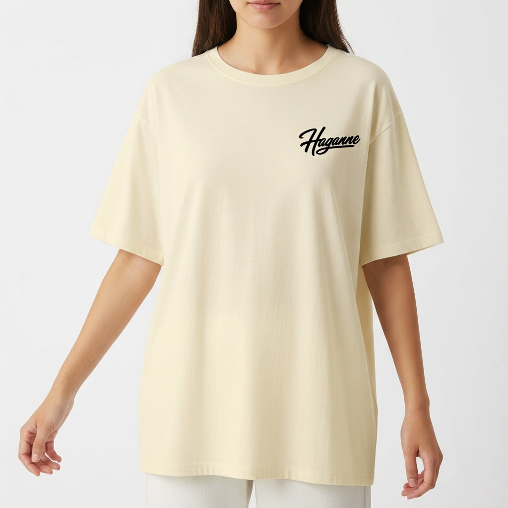 Camiseta com estampa frontal de logotipo estilizado "Hugame" no lado superior esquerdo e estampa traseira com texto "Tokyo Noodle Motion" e macarrão com hashis.