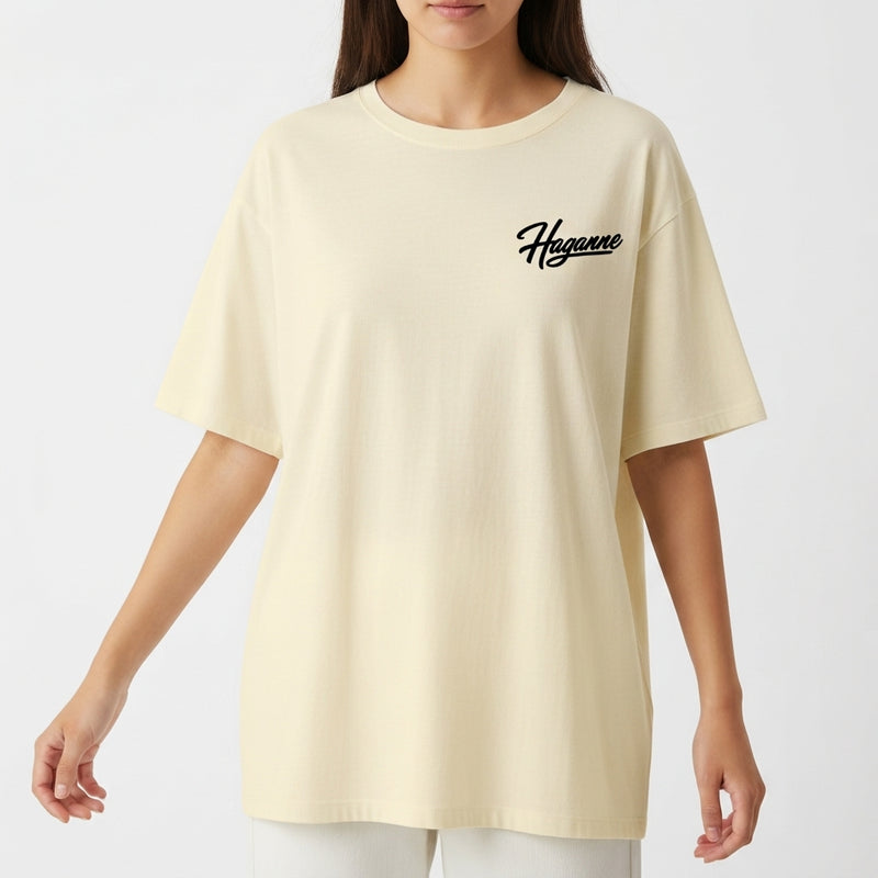 Camiseta com estampa frontal de logotipo estilizado "Hugame" no lado superior esquerdo e estampa traseira com texto "Tokyo Noodle Motion" e macarrão com hashis.