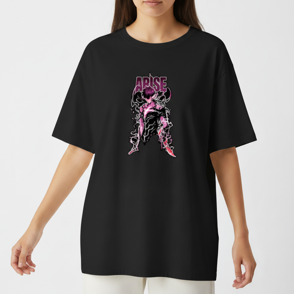 Camiseta com estampa frontal de figura humana envolta em chamas, com sombreamento marcante, acompanhada pela palavra "Arise" em estilo ousado.