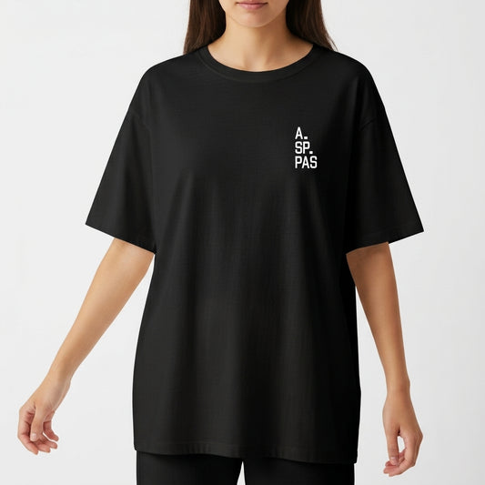 Camiseta com estampa frontal de texto verticalizado "A. SP. PAS" e estampa traseira de mapa estilizado com "1554" no centro, acompanhado de "São Paulo".