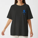 Camiseta com estampa frontal de logotipo estilizado acima da palavra "Barbell" e estampa traseira de halteres e bandeira com o texto "Barbell Nation".