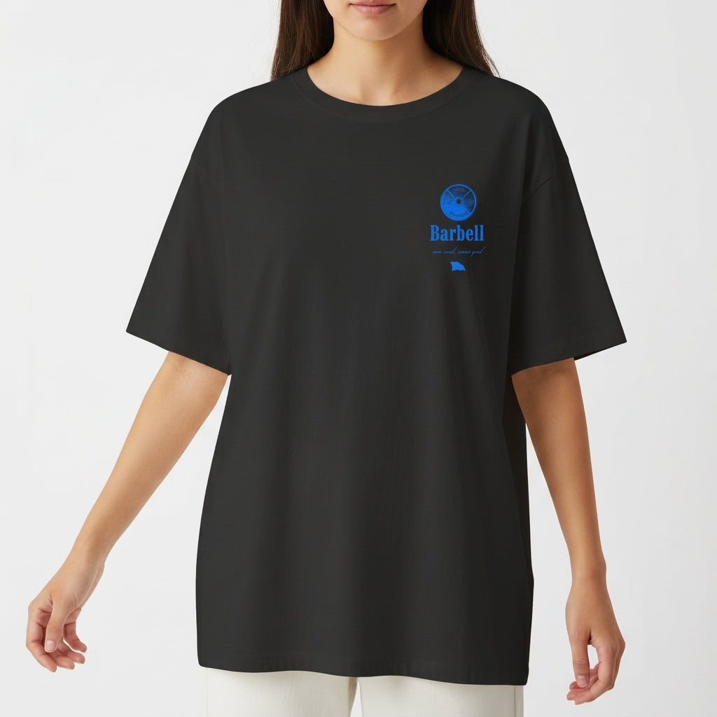 Camiseta com estampa frontal de logotipo estilizado acima da palavra "Barbell" e estampa traseira de halteres e bandeira com o texto "Barbell Nation".