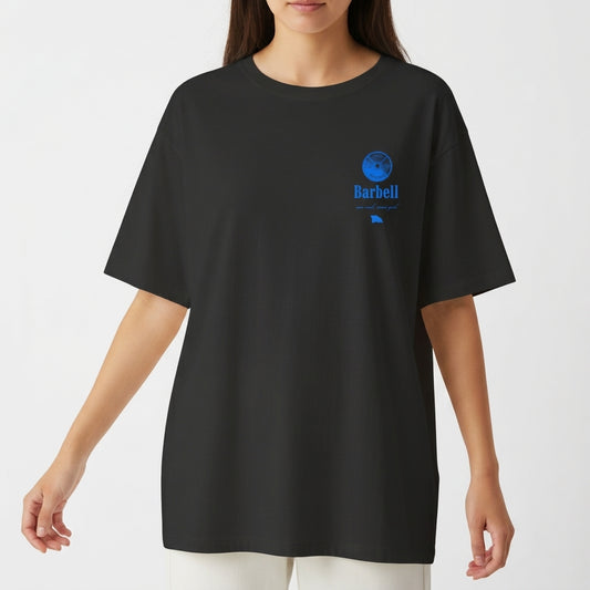 Camiseta com estampa frontal de logotipo estilizado acima da palavra "Barbell" e estampa traseira de halteres e bandeira com o texto "Barbell Nation".