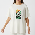 Camiseta com estampa frontal de cavalo flamejante cercado por serpente em espiral.