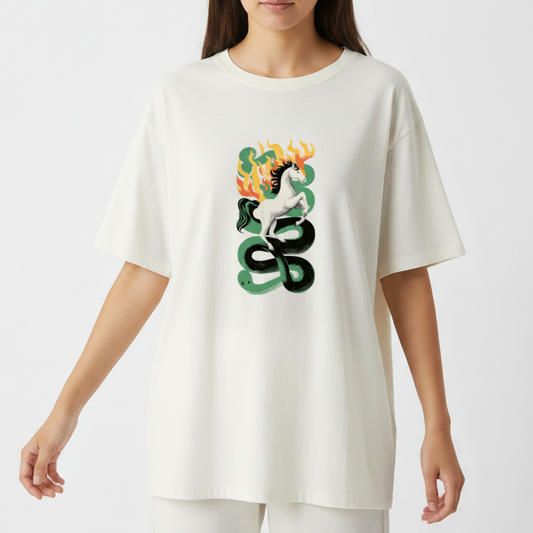 Camiseta com estampa frontal de cavalo flamejante cercado por serpente em espiral.