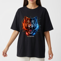 Camiseta com estampa frontal de um tigre em meio rugido, metade em estilo de circuitos eletrônicos laranja e metade azul, com o texto "LUNOVA" abaixo.