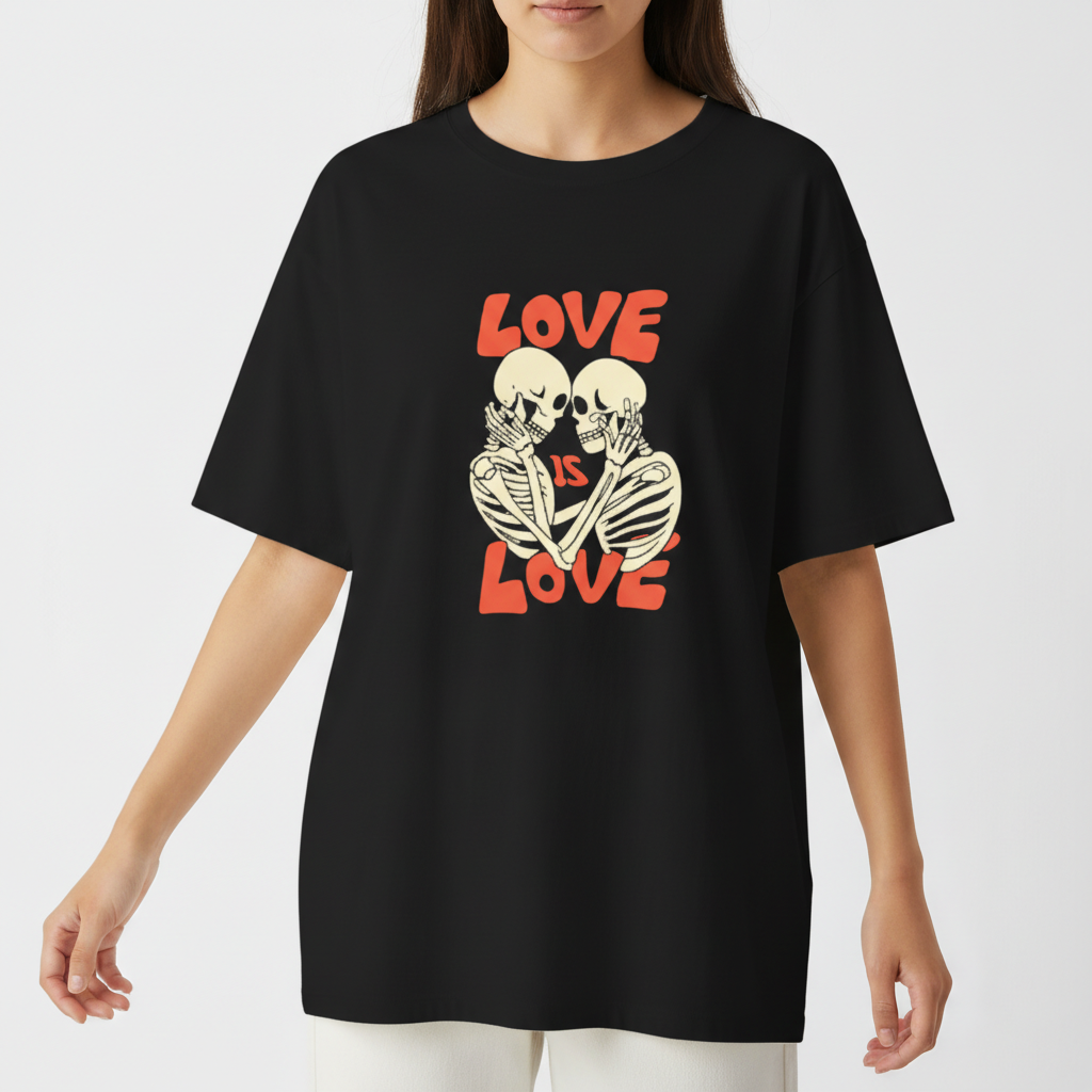 Camiseta com estampa frontal de dois esqueletos encarando-se carinhosamente, cercados pela frase "LOVE IS LOVE" em letras estilizadas e destacadas.