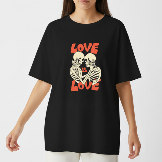 Camiseta com estampa frontal de dois esqueletos encarando-se carinhosamente, cercados pela frase "LOVE IS LOVE" em letras estilizadas e destacadas.