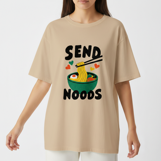 Camiseta com estampa frontal de tigela de macarrão com hashis, ovo e legumes, acompanhada das palavras "SEND NOODS" e pequenos corações coloridos.
