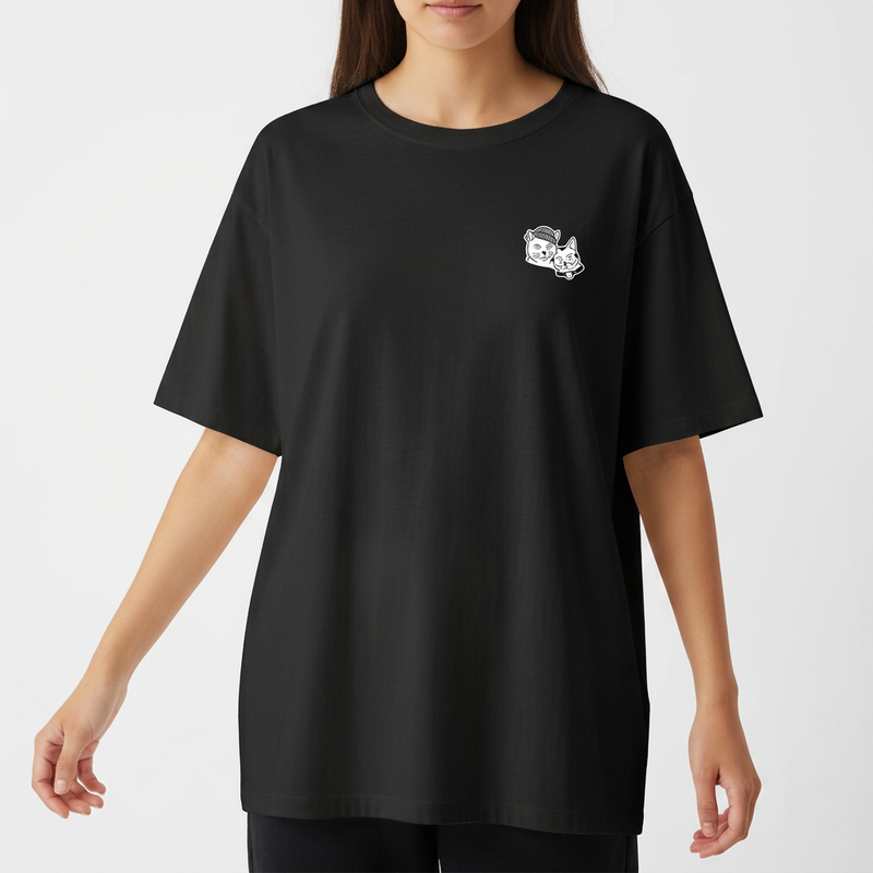 Camiseta com estampa frontal de dois gatos estilizados e na estampa traseira dois gatos lado a lado com texto "You're the only place that feels like home".