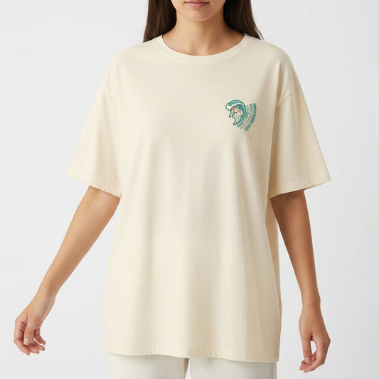 Camiseta com estampa frontal de um cavalo estilizado em linhas curvas acompanhado por caracteres dispostos em arco próximo à figura.