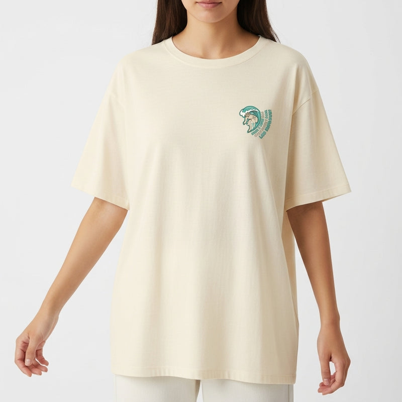 Camiseta com estampa frontal de um cavalo estilizado em linhas curvas acompanhado por caracteres dispostos em arco próximo à figura.