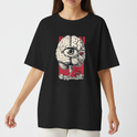Camiseta com estampa frontal de um cérebro detalhado, integrando um olho central e uma cena industrial ao fundo em um design surrealista.
