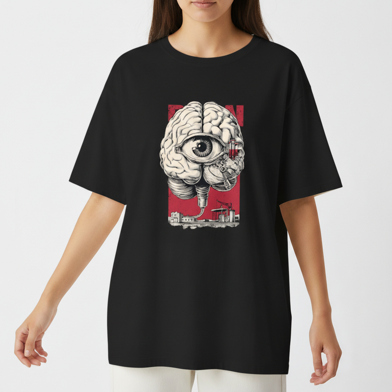 Camiseta com estampa frontal de um cérebro detalhado, integrando um olho central e uma cena industrial ao fundo em um design surrealista.