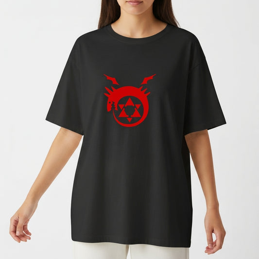 Camiseta com estampa frontal de círculo com dragão e símbolo geométrico, e estampa traseira de nove personagens em preto e branco com detalhes vermelhos.